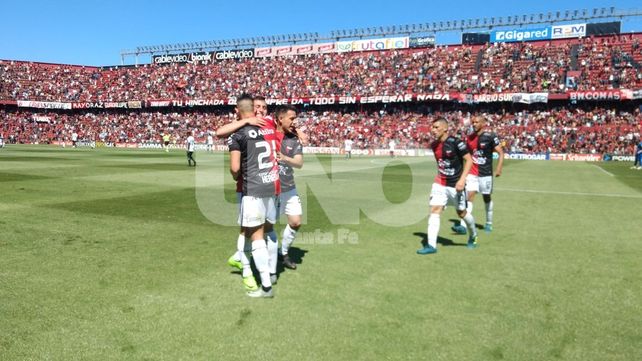 Colón se cayó en el final ante San Martín (SJ) y sumó un empate que lo aleja de la cima