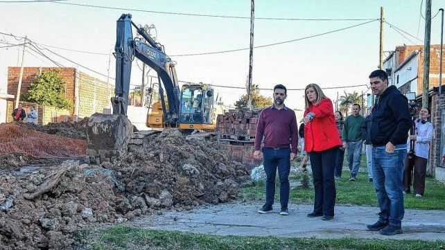 Rosario Romero recorrió una obra clave para el saneamiento del arroyo La Horqueta.