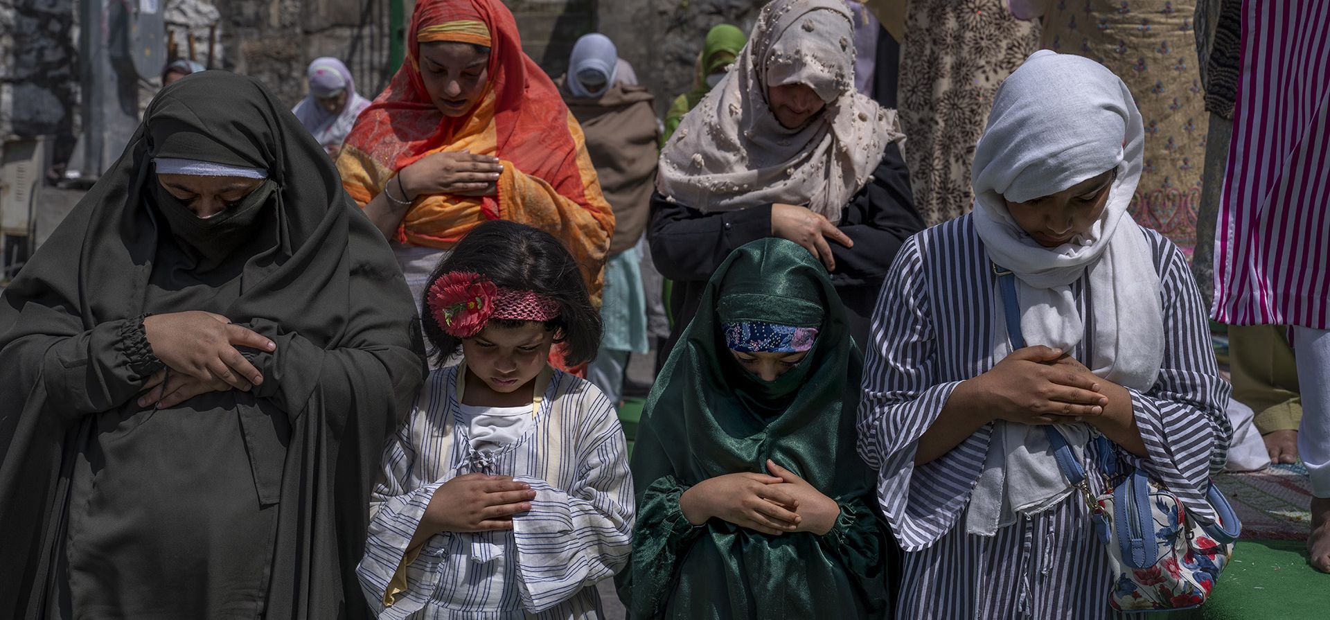 Musulmanes de Cachemira ofrecen oraciones en la mezquita Shah-e-Hamdan, una de las mezquitas más antiguas de Cachemira, en Jumat-ul-Vida, el último viernes de Ramadán, en Srinagar, Cachemira india, el viernes 29 de abril de 2022.