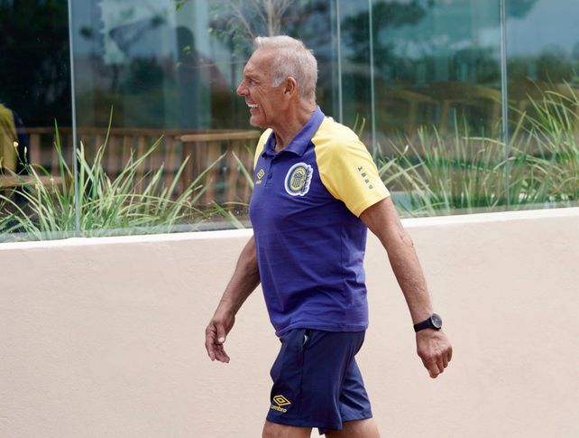 Miguel Angel Russo bajó el micro sonriente, antes e ingresar la hotel. El DT de Central busca el ideal del equipo.
