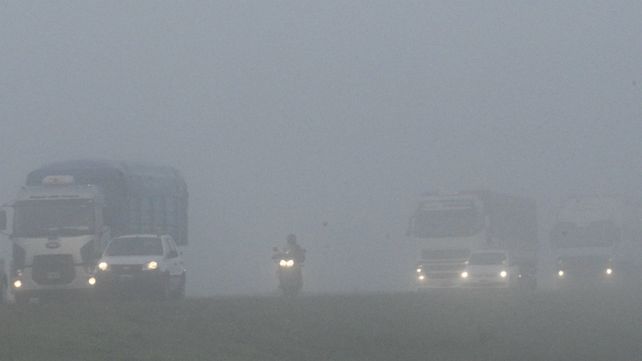 La niebla complicaba la circulación por las rutas y caminos de la región.