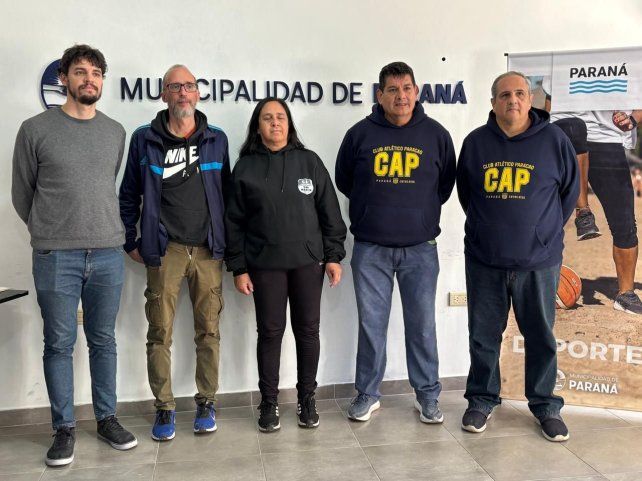 La dirigencia de los clubes junto a autoridades municipales en la previa al torneo de newcom.