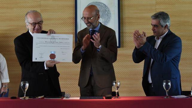 El diploma. El referente muestra el reconocimiento junto al rector de la UNR y el decano de Ciencia Política.&nbsp; 