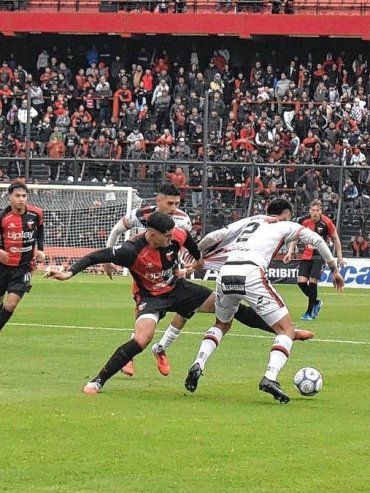 Patronato perdió por goleada ante Colón en Santa Fe y sigue en zona de descenso