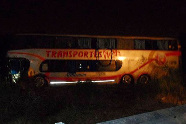 Trece heridos por el vuelco de un colectivo en Circunvalación Oeste