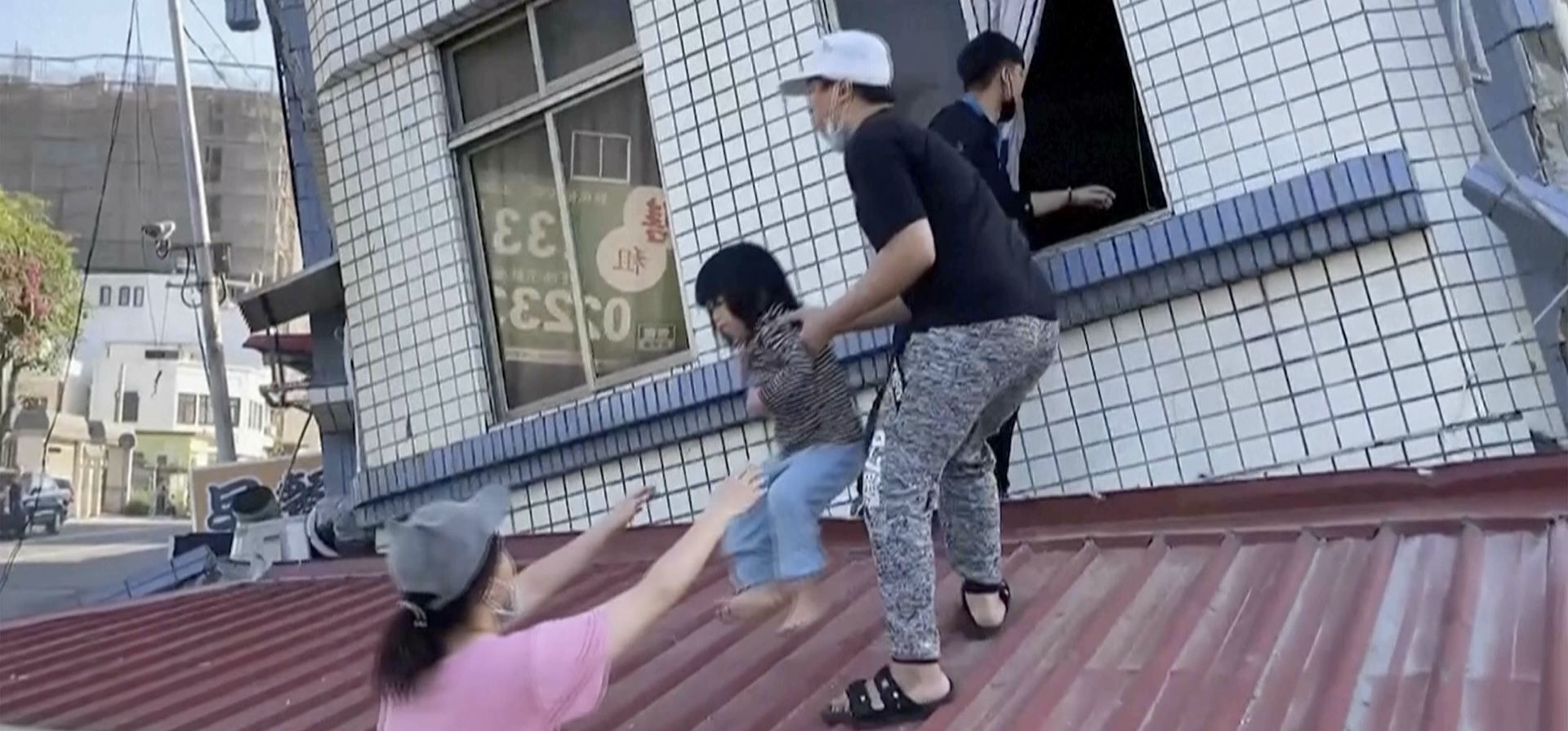 Residentes rescatan a un niño de un edificio parcialmente derrumbado en Hualien, al este de Taiwán, el miércoles 3 de abril de 2024. (TVBS vía AP) Residentes rescatan a un niño de un edificio parcialmente derrumbado en Hualien, al este de Taiwán, el miércoles 3 de abril de 2024. (TVBS vía AP)