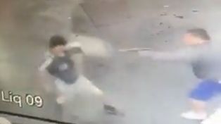 Un policía de civil le disparó a un hombre que había agredido a su pareja y lo atacó con un cuchillo