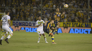 Los canallas Rinaudo y el Colo Gil, ante Aldosivi en 2019, en el Gigante.