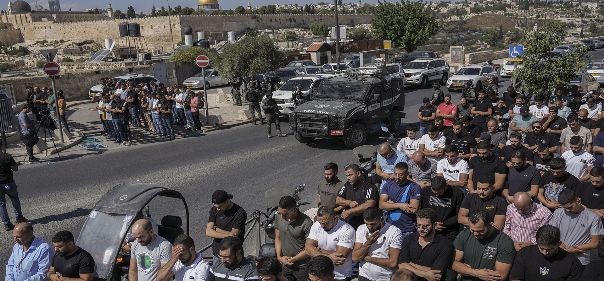 Los fieles palestinos rezan fuera de la Ciudad Vieja de Jerusalén mientras las fuerzas israelíes hacen guardia, el viernes 13 de octubre de 2023. En la Mezquita Al-Aqsa en Jerusalén, la policía israelí había estado permitiendo que solo hombres, mujeres y niños mayores ingresaran al extenso complejo en la cima de una colina para orar, tratando de para evitar la posibilidad de manifestaciones, ya que decenas de miles asisten en un viernes normal. (Foto AP/Mahmoud Illean) Los fieles palestinos rezan fuera de la Ciudad Vieja de Jerusalén mientras las fuerzas israelíes hacen guardia, el viernes 13 de octubre de 2023. En la Mezquita Al-Aqsa en Jerusalén, la policía israelí había estado permitiendo que solo hombres, mujeres y niños mayores ingresaran al extenso complejo en la cima de una colina para orar, tratando de para evitar la posibilidad de manifestaciones, ya que decenas de miles asisten en un viernes normal. (Foto AP/Mahmoud Illean)