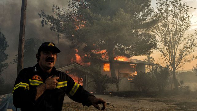 El mayor incendio de la década en Grecia deja numerosos muertos, casas y vehículos destruidos