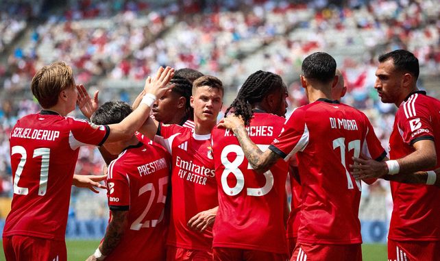 Fideo Di María celebra con sus compañeros tras el único gol del partido, con el que Benfica logró la clasificación.