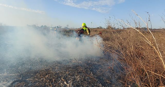 El trabajo de Bomberos Voluntarios de Paraná en los incendios