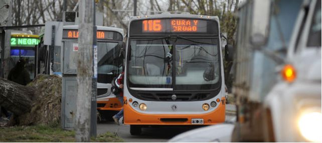Un coche de la línea 116 fue asaltado en Mendoza al 8100 por dos jóvenes armados. Los pasajeros los detuvieron y los familiares de los ladrones los atacaron.