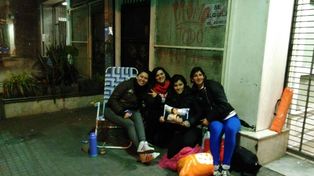 Hoy, minutos antes de las 6, en Sarmiento al 700. Las primeras fans de Ricky ya pugnan por una entrada en primera fila. Llegaron anoche, alrededor de las 23.&nbsp;