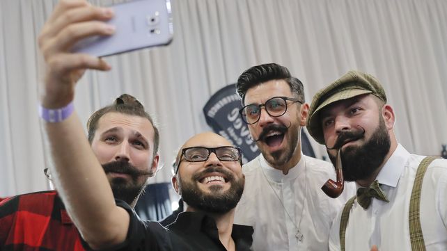 Barbas, bigotes y tatuajes en la convención internacional de Bucarest