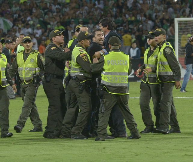 La reacción del Chacho Coudet con un jugador en el cierre de un partido muy caliente