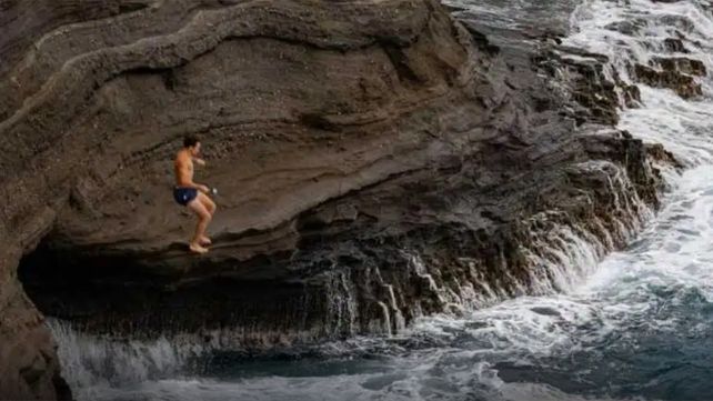 El turista argentino de 28 años murió tras saltar al acantilado conocido como Spitting Cave en Hawaii.