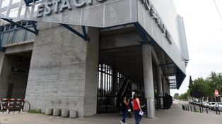 La estación de trenes Rosario Sur se inauguró el 21 de julio de 2015. Los viajes a Buenos Aires se habían retomado unos meses antes, el 1º de abril. Hoy, dista de tener los servicios básicos.
