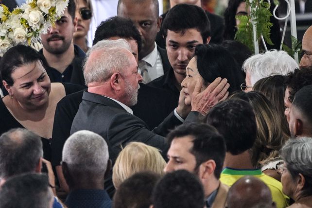 El presidente Lula Da Silva despide los restos de Pelé en la cancha de Santos