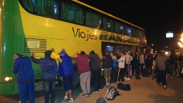 Los hinchas fueron demorados por la policía.
