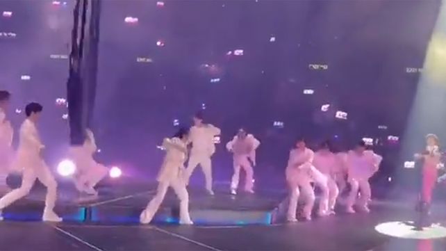 Una pantalla gigante cayó durante un recital y aplastó a dos bailarines