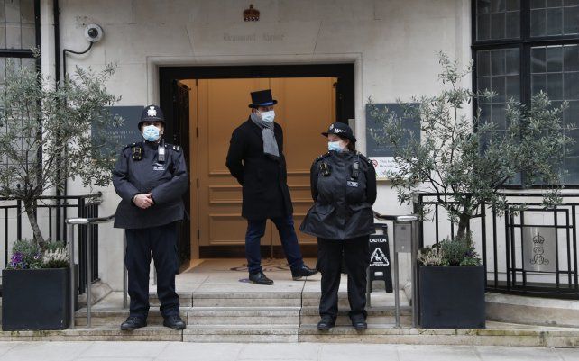La policía monta guardia frente al hospital King Edward VII en Londres, donde el príncipe Felipe de Gran Bretaña está siendo tratado. Felipe, de 99 años, fue ingresado en el hospital por consejo de su médico.