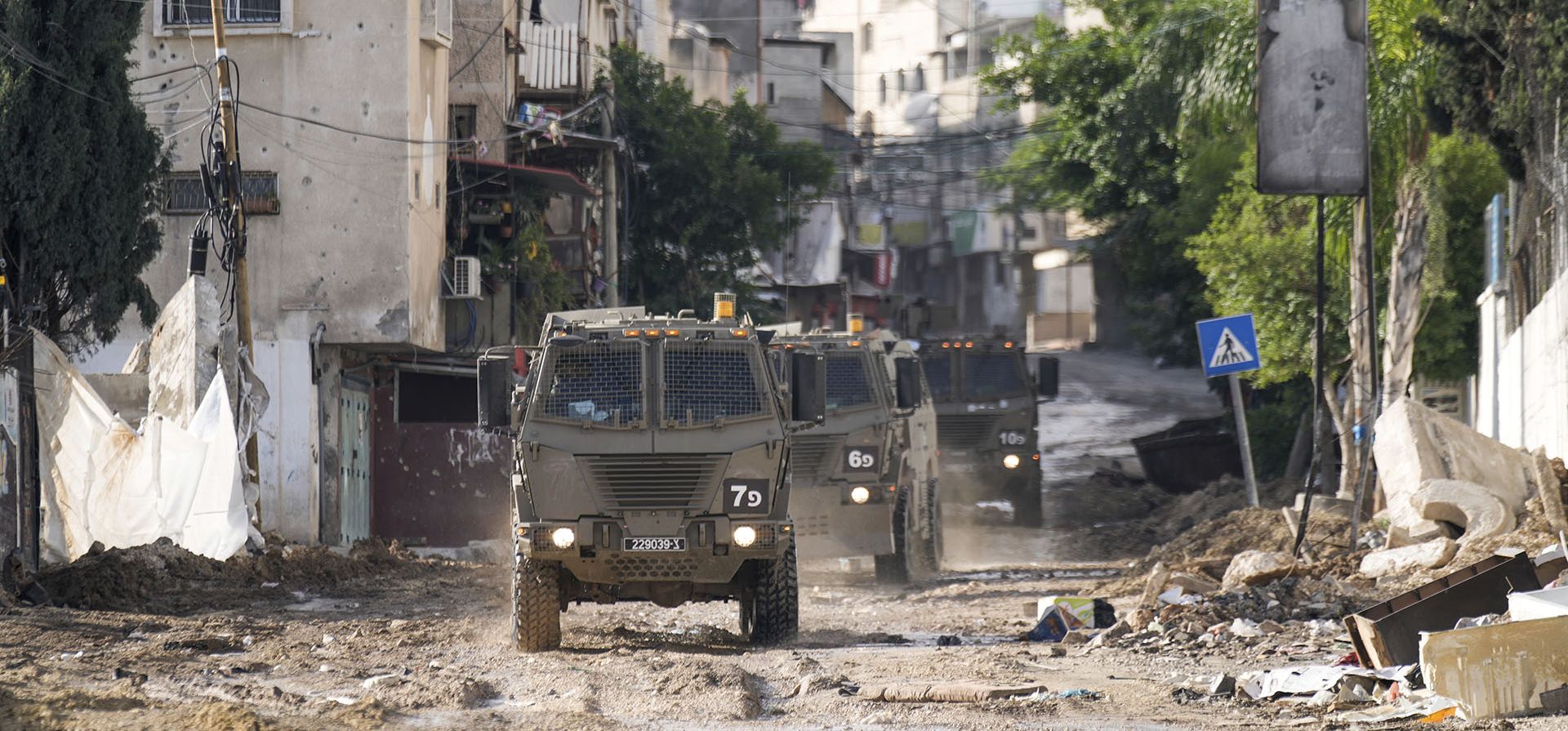 Vehículos militares israelíes, en la localidad de Tulkarem, en Cisjordania, el 22 de noviembre de 2023. (AP Foto/Majdi Mohammed) Vehículos militares israelíes, en la localidad de Tulkarem, en Cisjordania, el 22 de noviembre de 2023. (AP Foto/Majdi Mohammed)