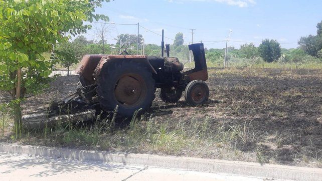 Por desperfectos mecánicos comenzó a incendiarse el tractor y luego el fuego se extendió a los pastizales. Ocurrió en un predio de la zona sudodeste de Paraná