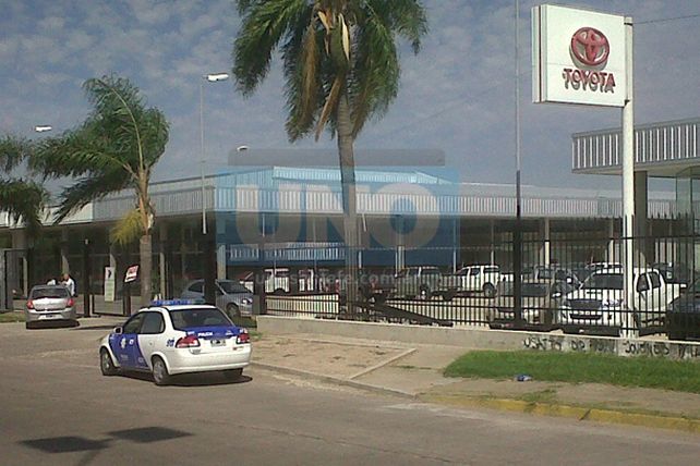 Roban una camioneta de la puerta de una concesionaria