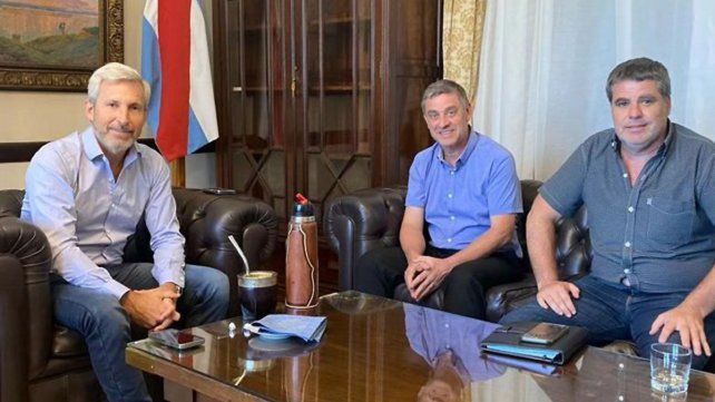 Los intendentes Zambón (centro) y Mendelovich (der) pidieron la continuidad de la oficina de Anses.