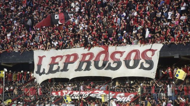El banderazo de los hinchas de Newells. Una multitud en el Coloso.