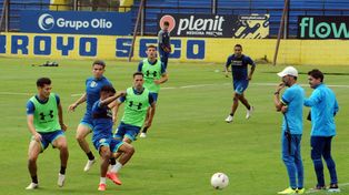Los jugadores y el Kily parece escuchar atento lo que le dicta su ayudante De Alberto,