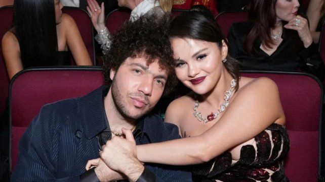 La actriz y cantante Selena Gómez compartió en redes que se va a casar con su pareja