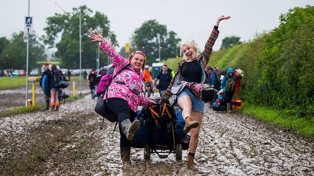 Glastonbury, el mítico festival británico se celebra bajo la lluvia y el barro