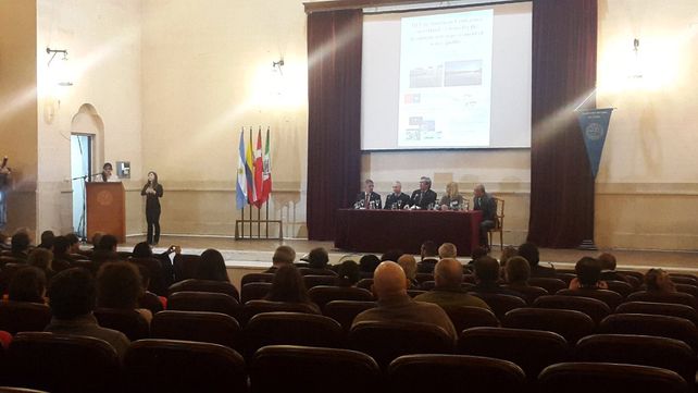 Los disertantes intercambian experiencias sobre humedales.