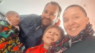 Luca junto a su mamá Valeria, su papá Cristian y su hermano mayor, Emanuel.
