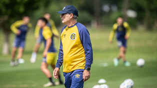 Arel Holan tratará de debutar con un triunfo el miércoles frente a Estudiantes en La Plata.