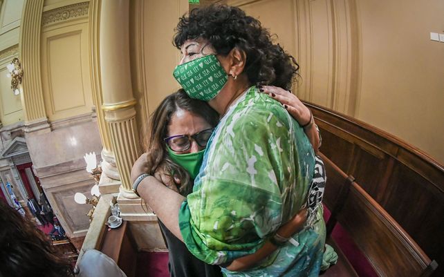 Emoción en los festejos en Argentina por la legalización del aborto