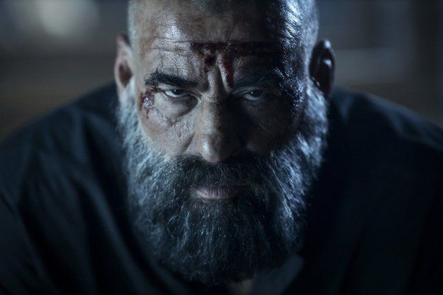 Eduard Fernández interpreta a un cura, exconvicto y boxeador.