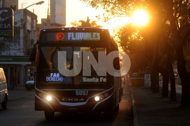 Estudiantes impulsan petición online para mejorar el transporte entre Santa Fe y Paraná