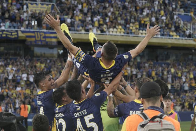 A Marco sus compañeros lo tiraron arriba después del partido en señal de homenaje al gran emblema canalla. 