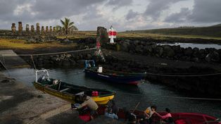 El pescador Ariki Tepano arriba con turistas a la caleta cercana a las estatuas moai, después de dar un recorrido turístico por la isla.