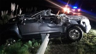 Tres personas fueron hospitalizadas tras despistar y volcar una camioneta