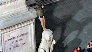 Una española indigna a Italia al subirse a una escultura