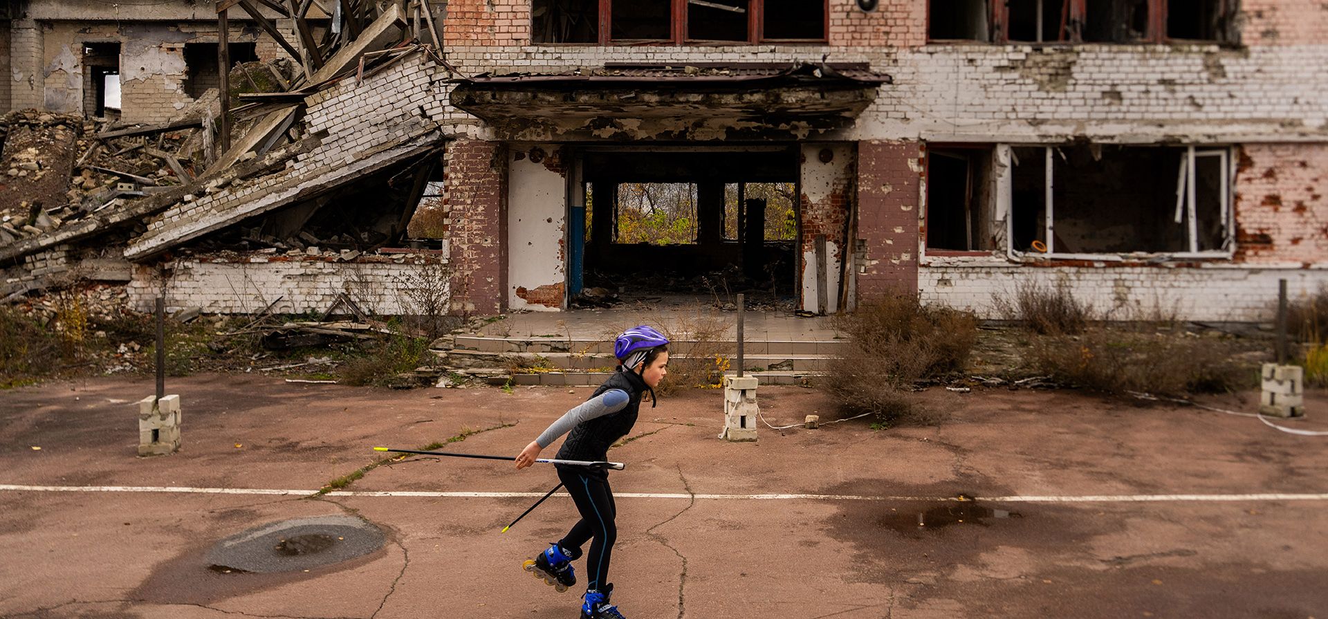 Un joven biatleta entrena fuera de la base de esquí destruida en Chernihiv, Ucrania, el jueves 30 de octubre de 2025. (Foto AP/Julia Demaree Nikhinson) Un joven biatleta entrena fuera de la base de esquí destruida en Chernihiv, Ucrania, el jueves 30 de octubre de 2025. (Foto AP/Julia Demaree Nikhinson)