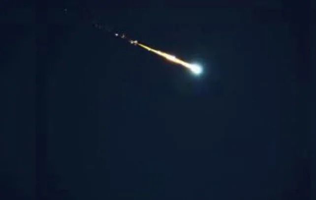 Un bólido rojo atravesó el cielo en la madrugada