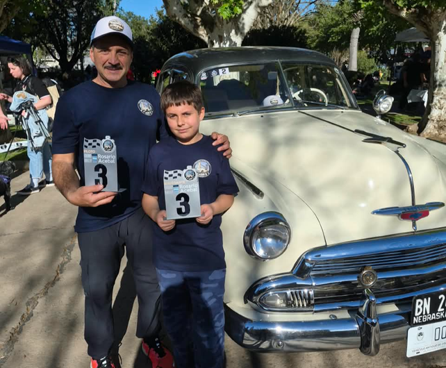 Eduardo y Juan Cruz Andreu junto al Chevy 51 en el que compiten en los torneos de regularidad.