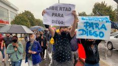 Buena parte de barrio Fisherton marchó pidiendo la libertad de Diego C., quien será acusado de atropellar y matar a dos ladrones. Buena parte de barrio Fisherton marchó pidiendo la libertad de Diego C., quien será acusado de atropellar y matar a dos ladrones.