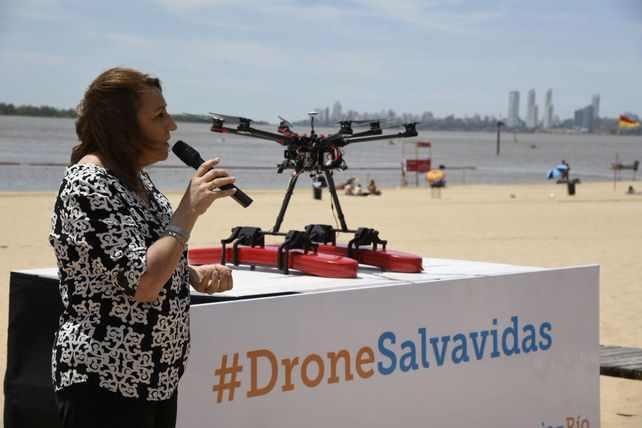 La intendenta en la presentación del drone.