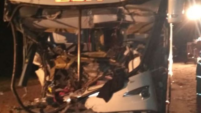 El frente del micro quedó totalmente destruido